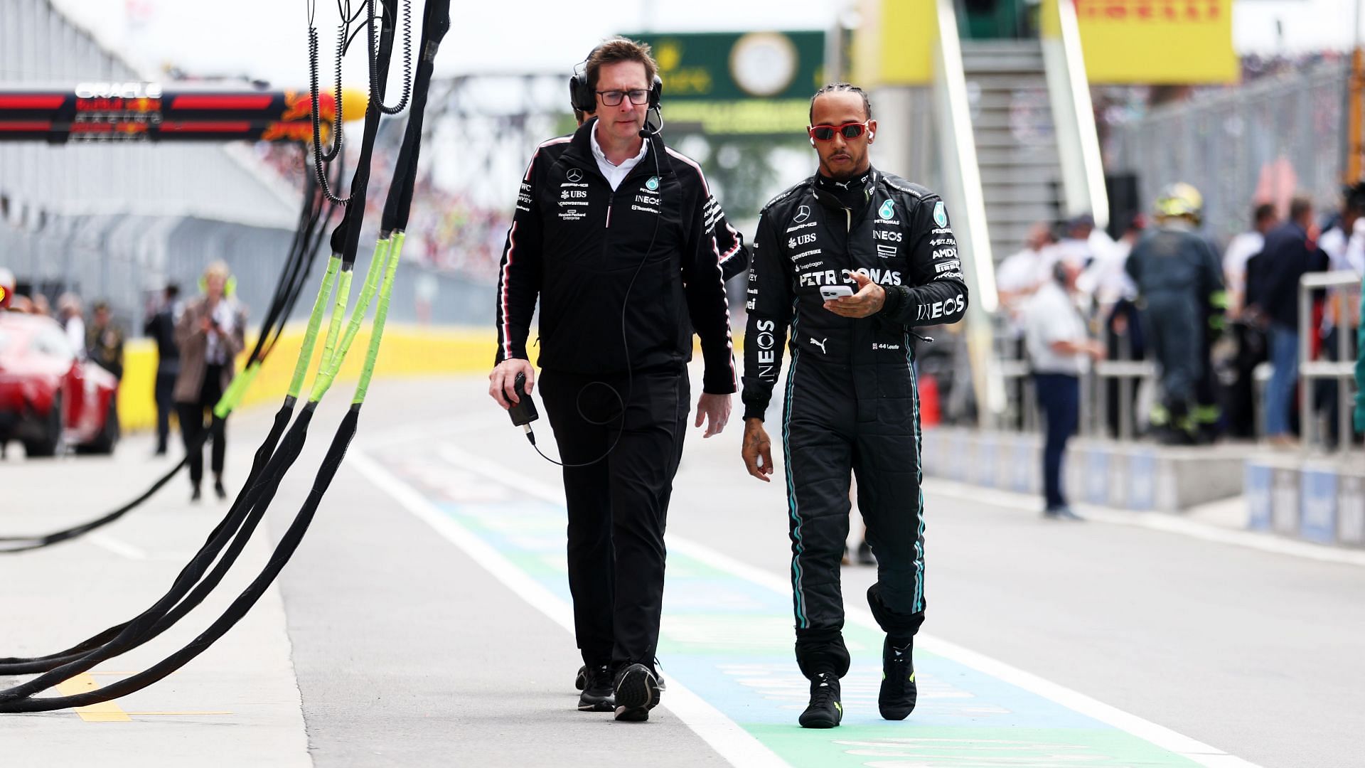 Lewis Hamilton(R) with Mercedes engineer Andrew Shovlin(L) (Image Source: Getty)