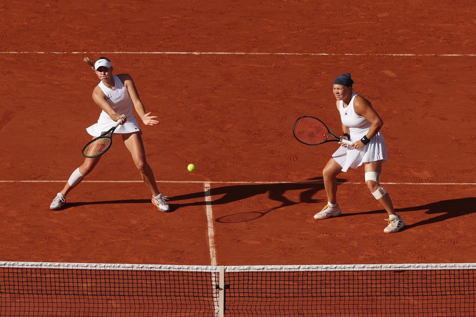 In picture: Mirra Andreeva (L) and Diana Shnaider (R) (Getty)