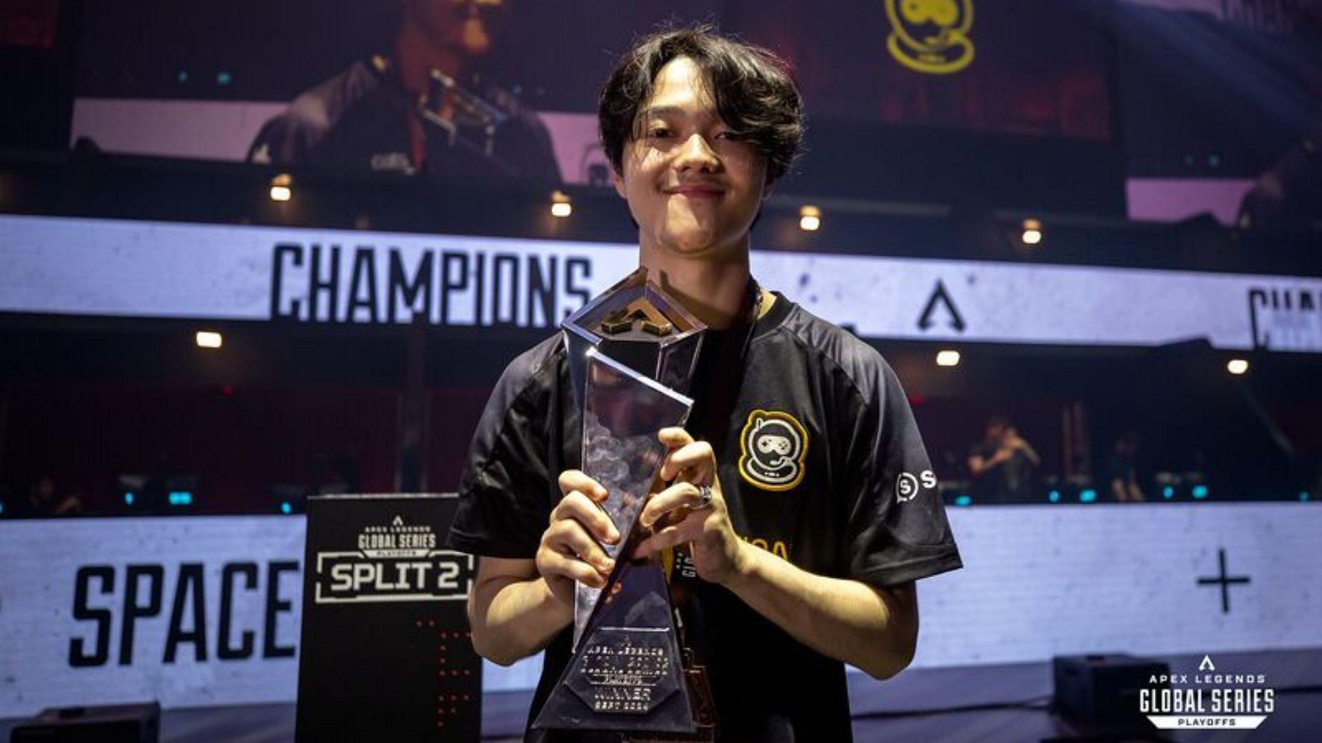 Koyful holding the ALGS 2024 Split 2 Playoffs trophy (Image via Liquipedia II EA II Joe Brady)