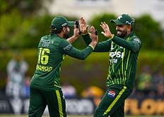"Dekho kisi journalist ne uthaya hoga" - X erupts as Pakistan's star batter loses cell phone and contacts