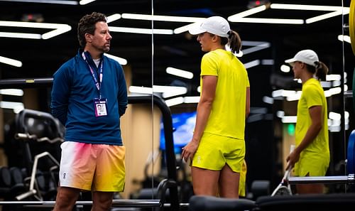 Iga Swiatek and Fissette during a pre-match discussion - Source: Getty