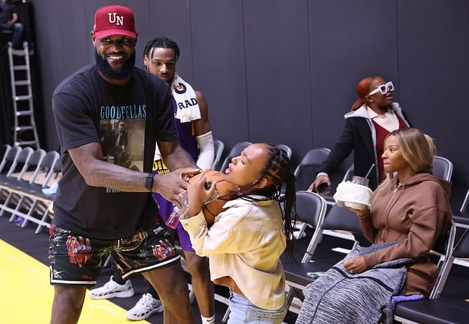 LeBron James' wife Savannah James drops heartfelt 1-word reaction to adorable family picture with kids