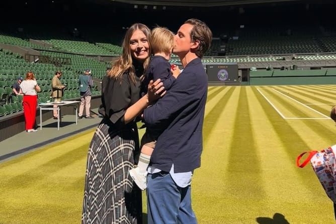 Maria Sharapova's son Theo gets warning during Art Gallery visit with mother & father Alexander Gilkes in family outing