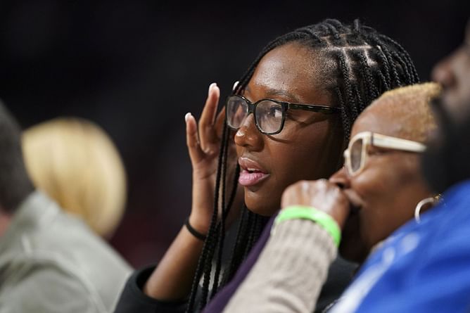 "Broadcasting extraordinaire" - Fans hail Fever star Aliyah Boston's splendid shift as TV analyst for JuJu Watkins' game