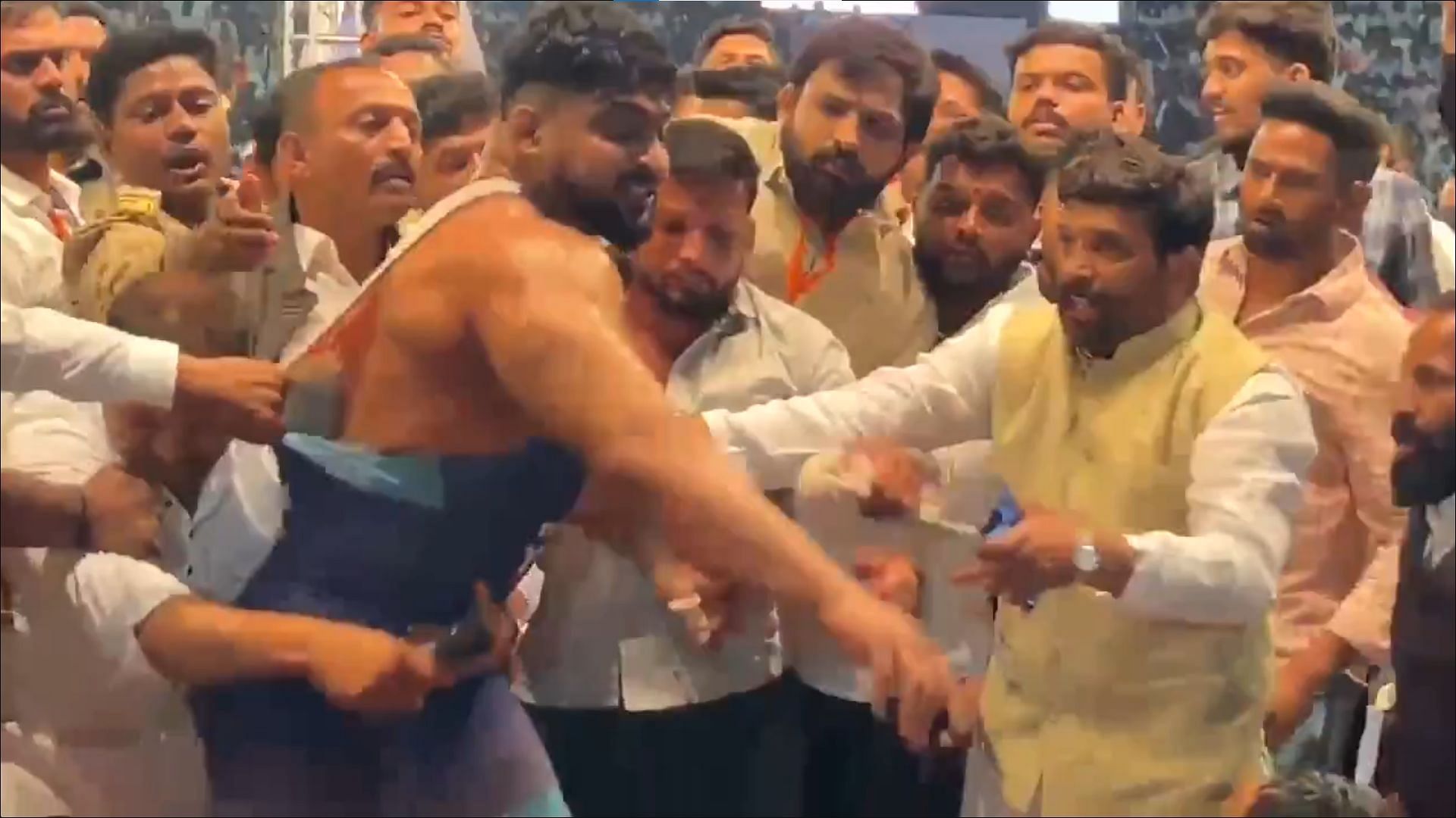 [WATCH] Wrestler Shivraj Rakshe attacks the referee over a controversial decision at Maharashtra Kesari wrestling tournament (Image via Rahul Kulkarni/X)