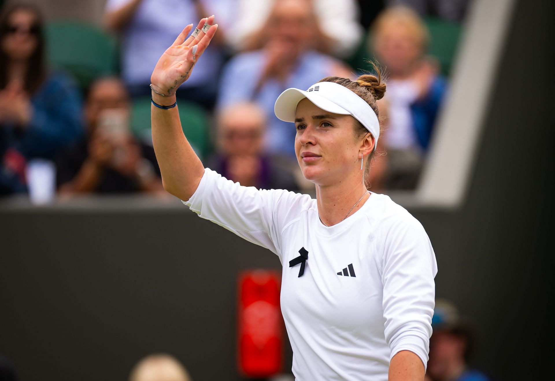 Elina Svitolina with a black ribbon at the Wimbledon 2024 - Source: Getty