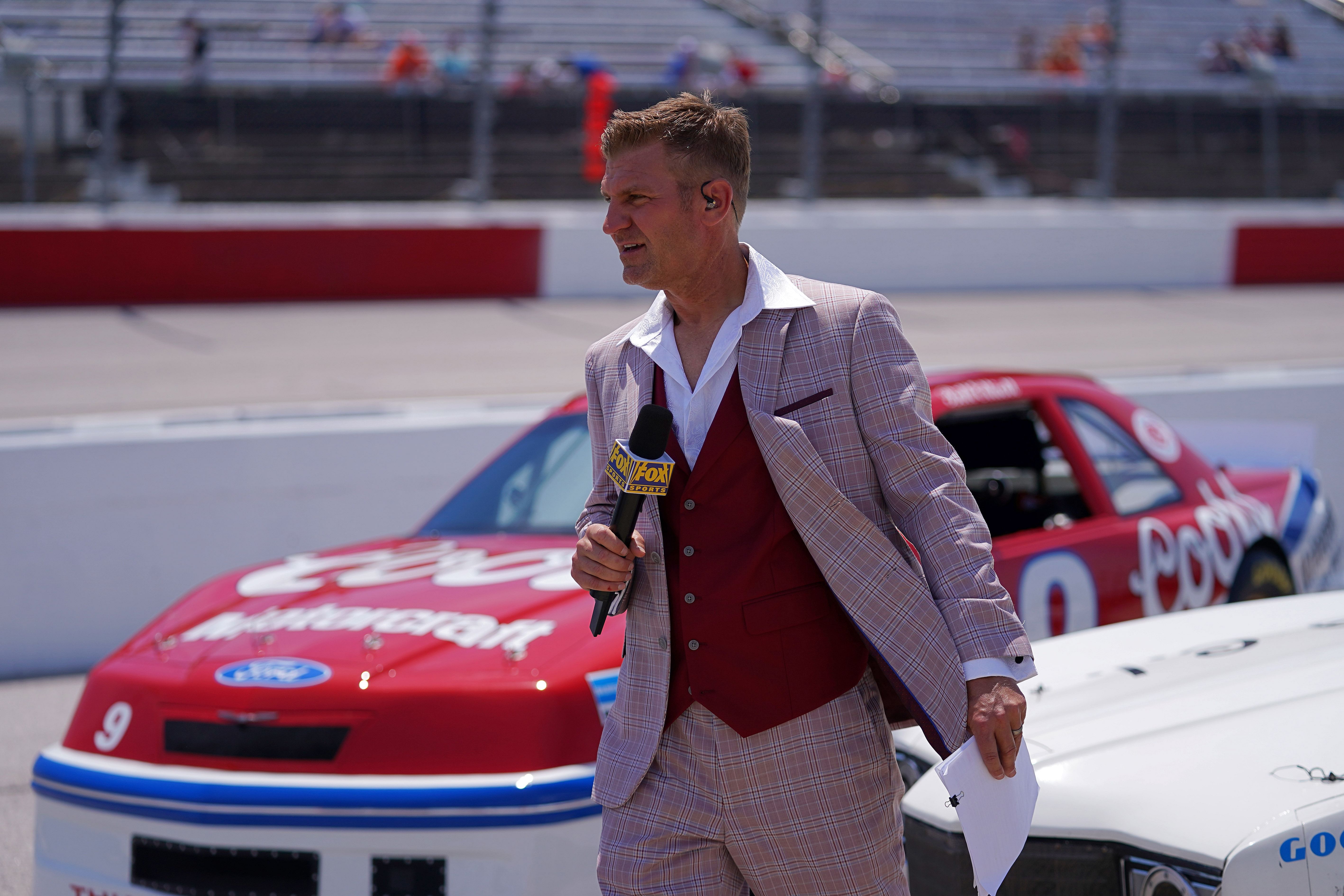  Clint Bowyer on pit road before the Goodyear 400 at Darlington Raceway - Source: Imagn