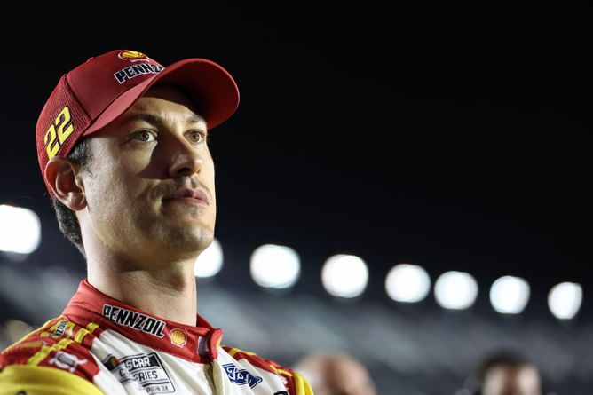 Kenny Wallace defends Roger Penske's star driver against Ricky Stenhouse Jr.'s criticism after Daytona 500