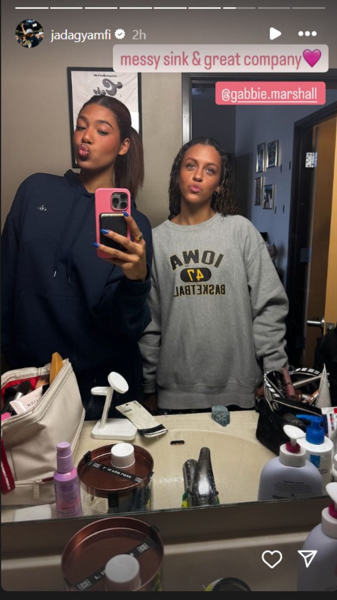 Jada Gyamfi and Gabbie Marshall pose for a mirror selfie (Image via Instagram@jadagyamfi)