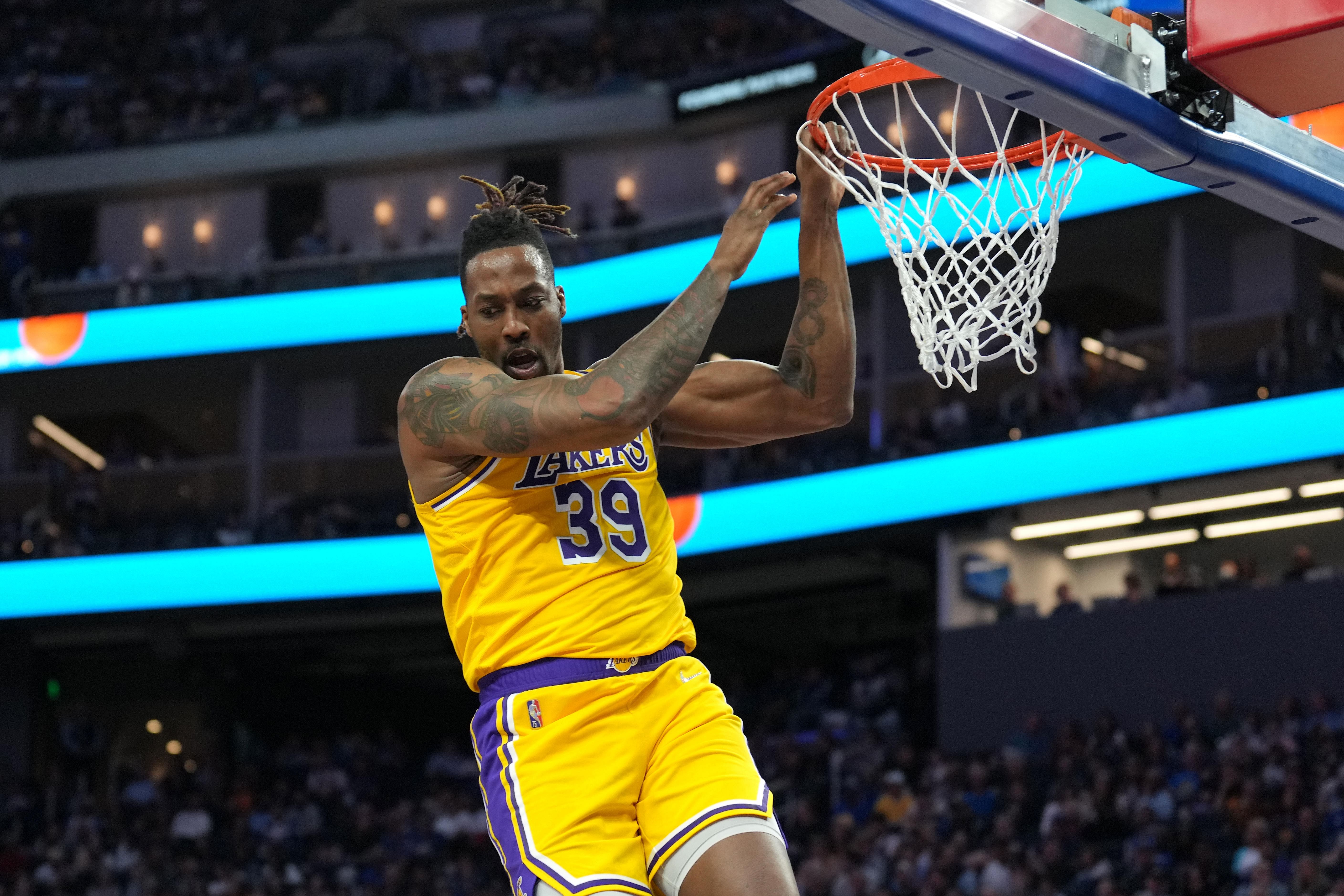 Dwight Howard scores for the Los Angeles Lakers during a game against the Golden State Warriors in 2022. (Credits: IMAGN)