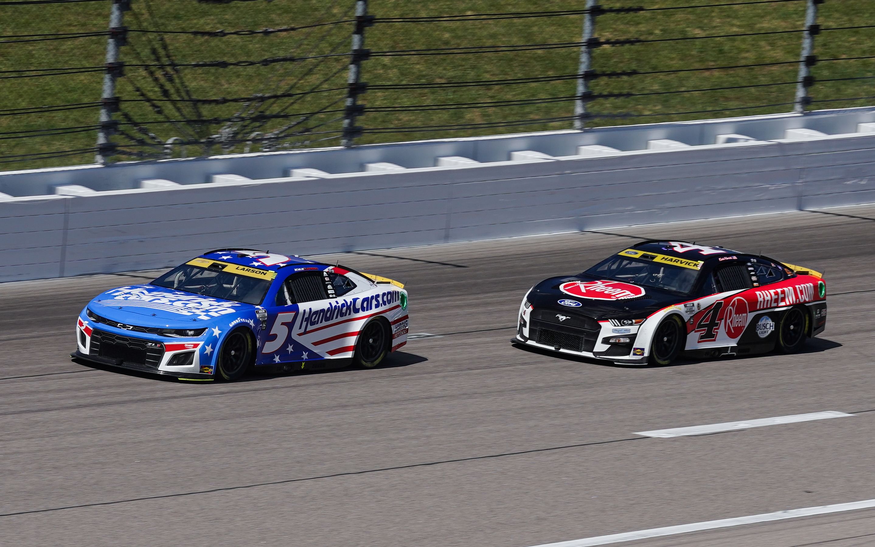  Kyle Larson (5) leads driver Kevin Harvick (4) during the Hollywood Casino 400 at Kansas Speedway.  - Source: Imagn