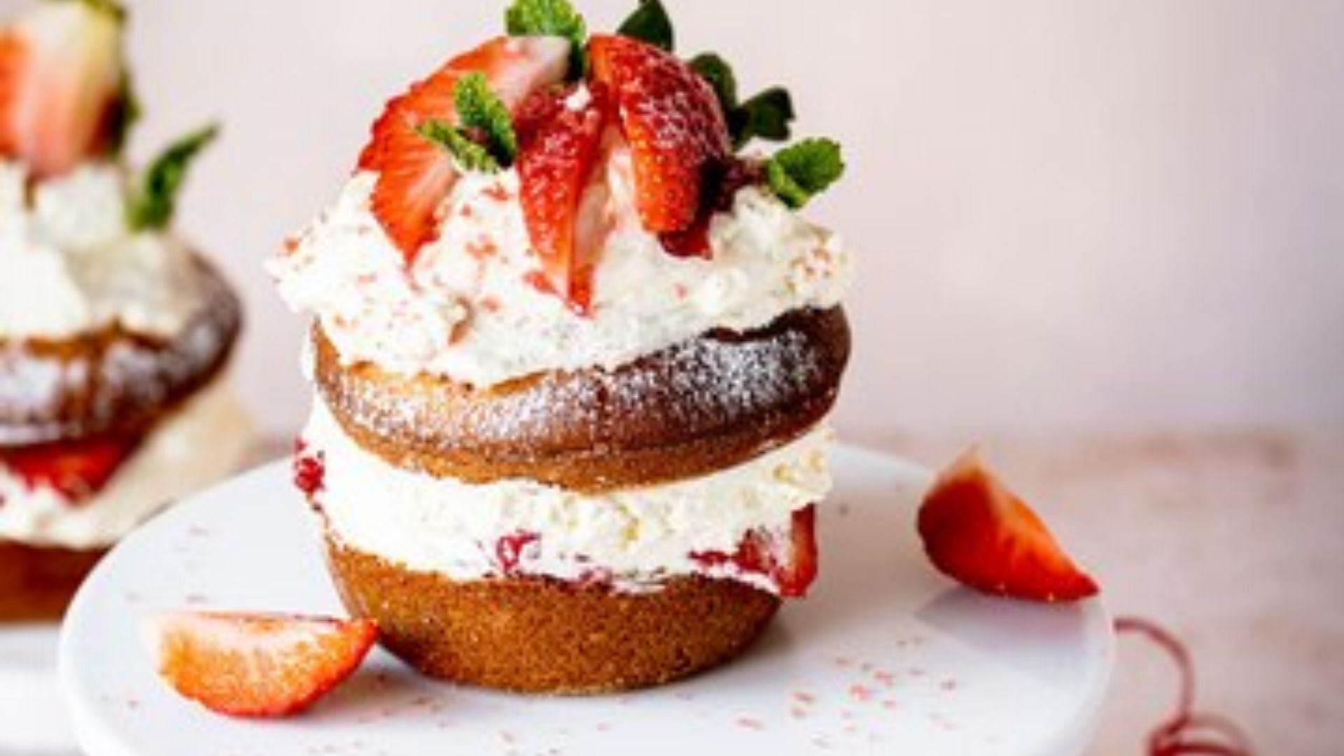 Lemon Strawberry Shortcake is a summer delight (Image via Freepik)