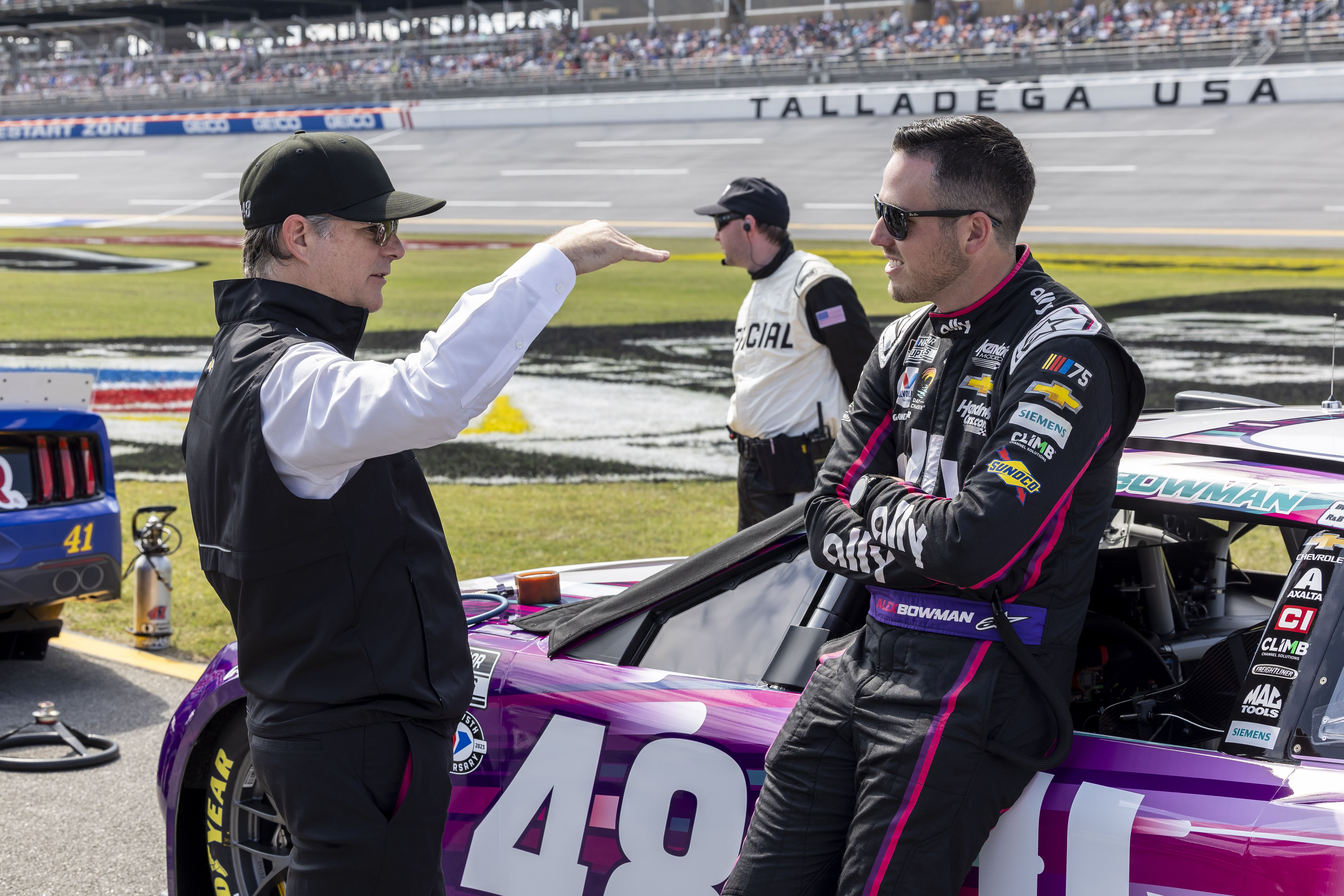 Jeff Gordon visits pit row to talk with Alex Bowman before the 2023 YellaWood 500 - Source: Imagn