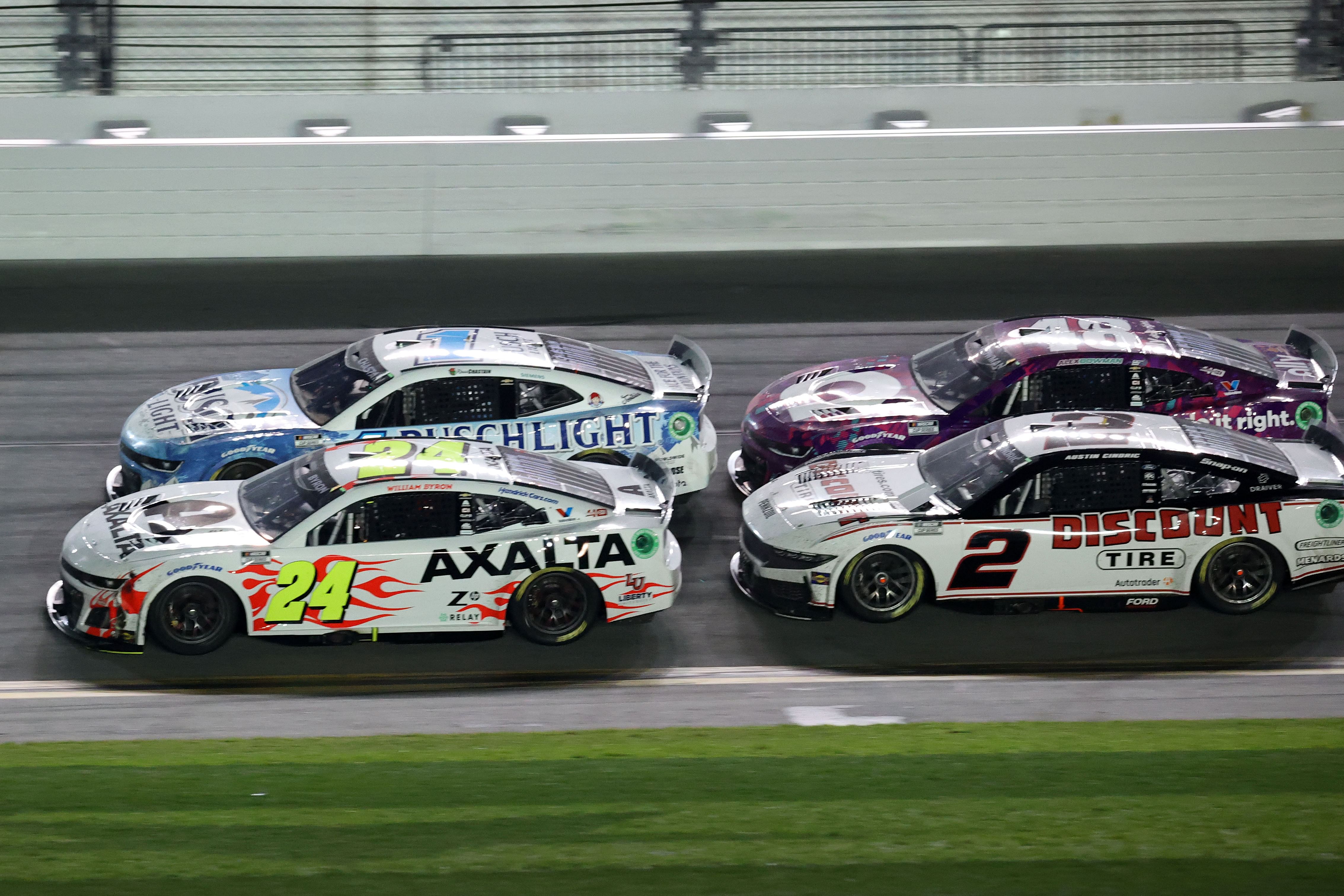 William Byron (24) leads driver Ross Chastain (1) at Daytona International Speedway - Source: Imagn