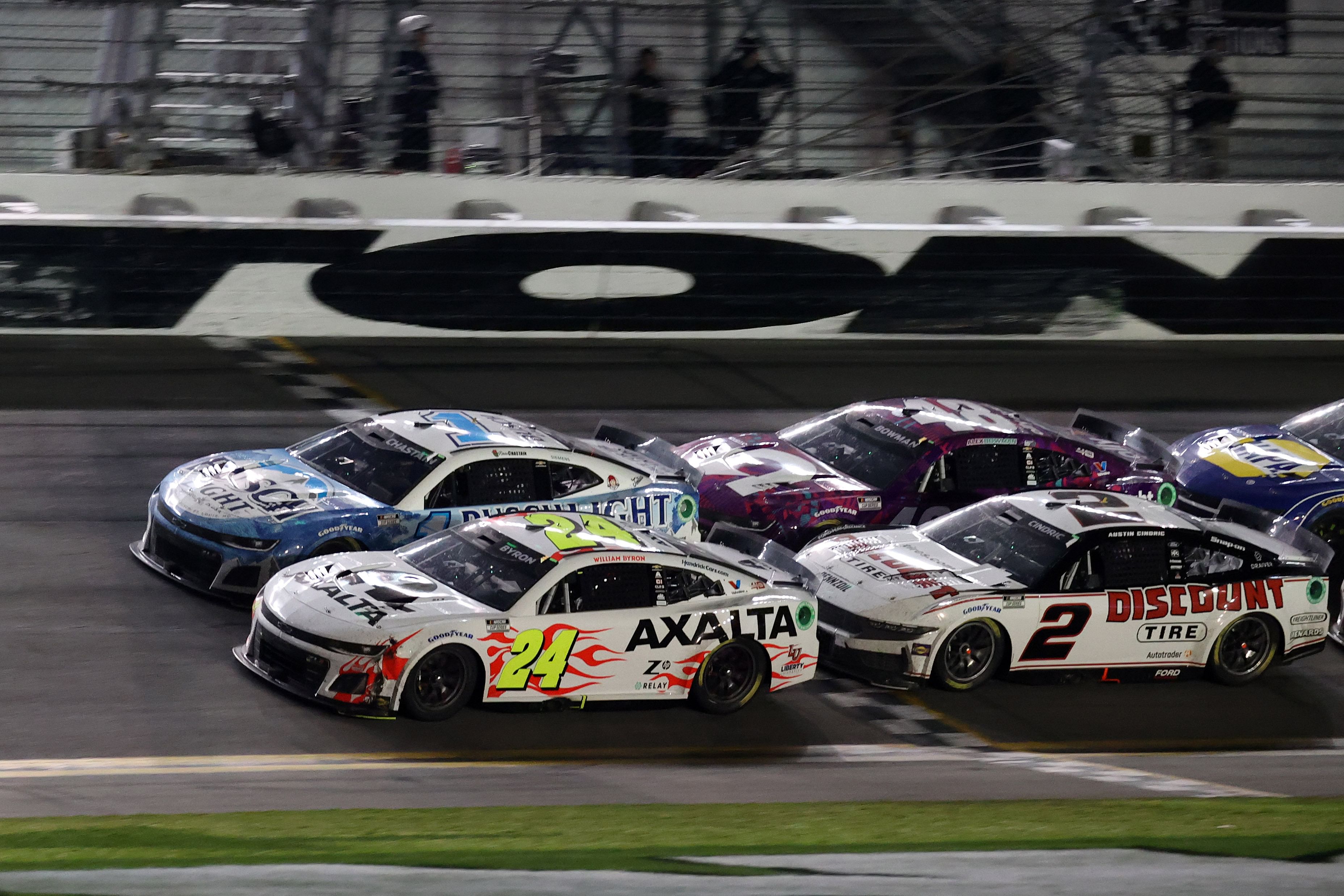 William Byron leading the field in the 2024 Daytona 500 - Source: Imagn