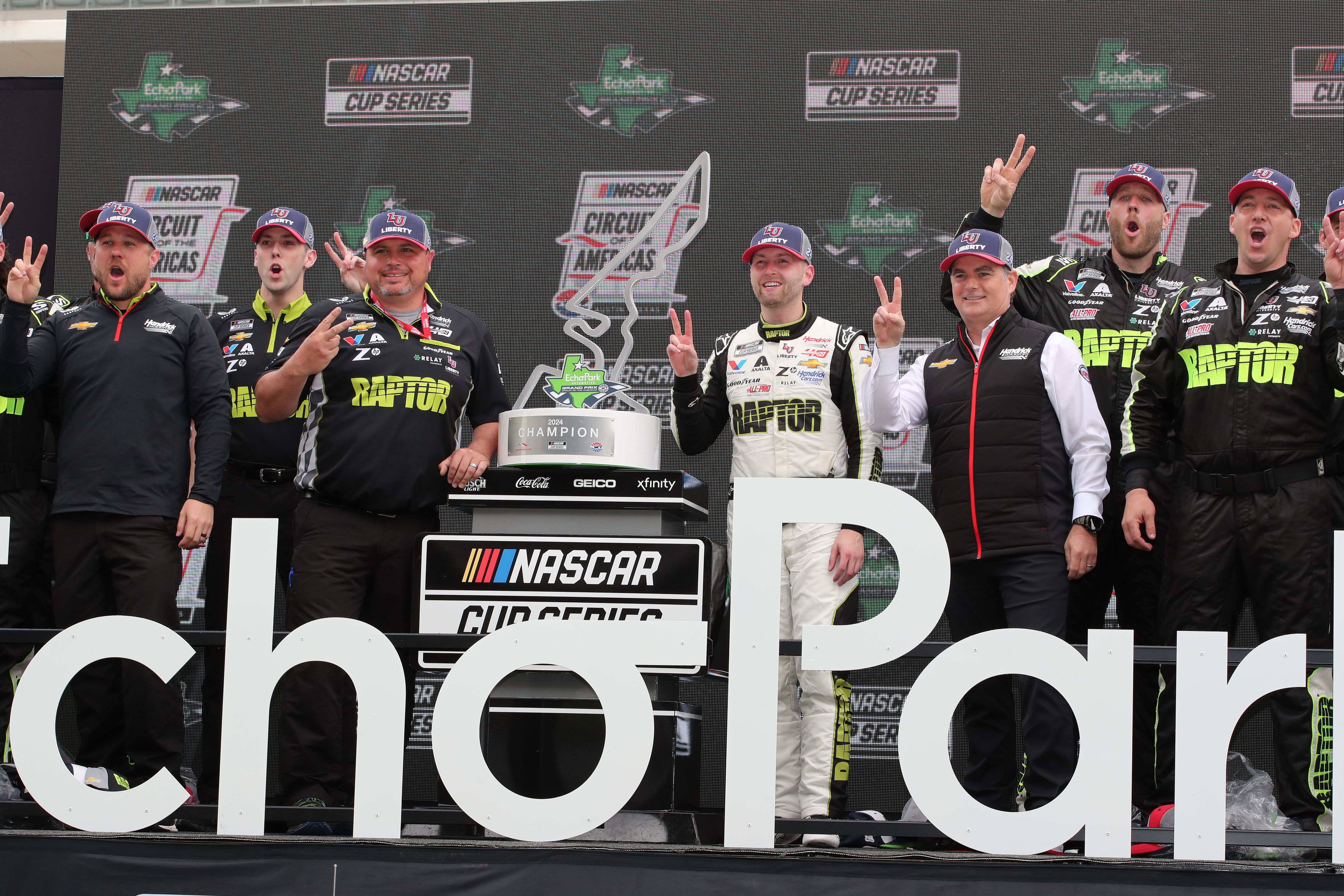 William Byron and Jeff Gordon in victory lane after winning the EchoPark Automotive Grand Prix - Source: Imagn