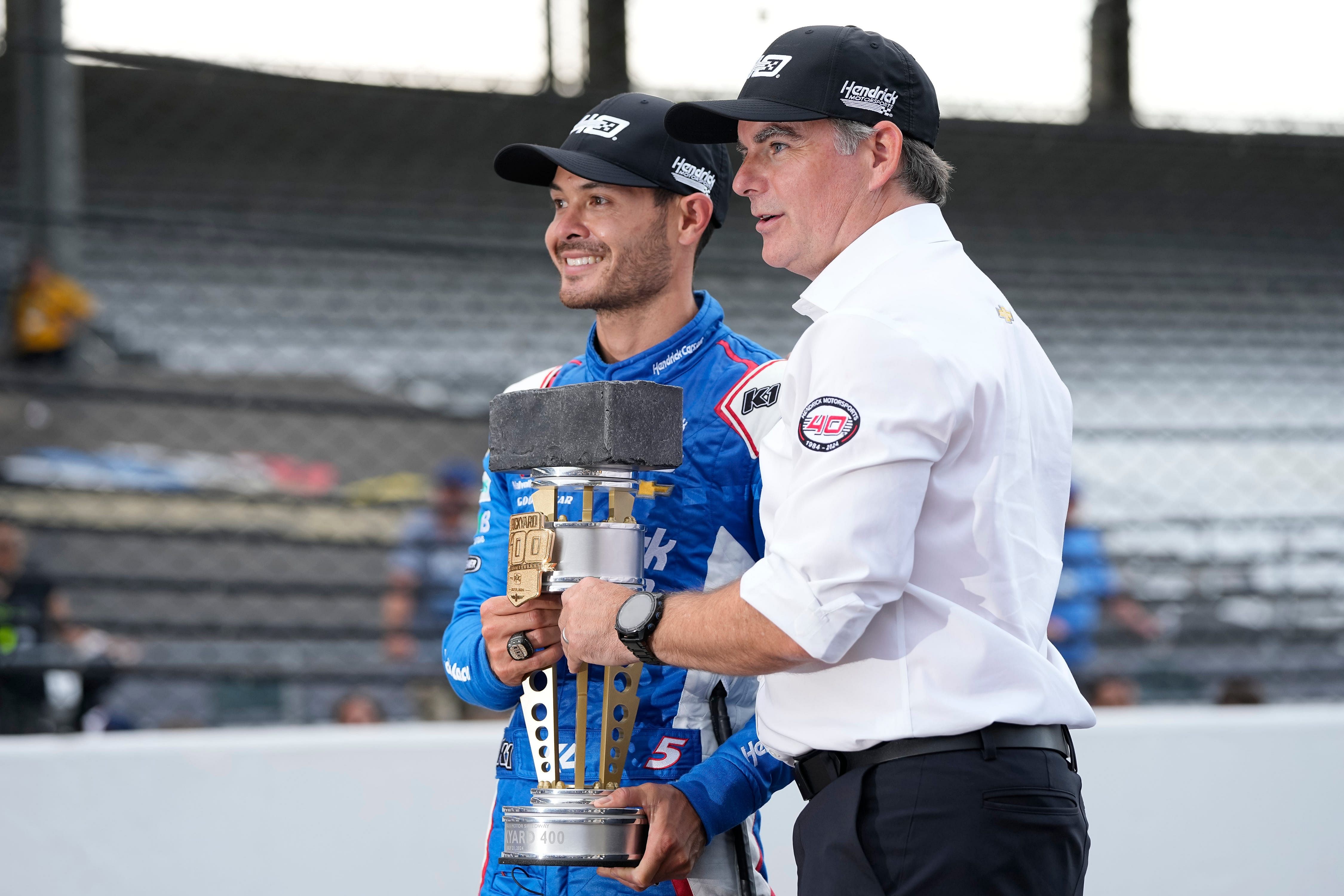 Kyle Larson (5) celebrates his win with Jeff Gordon - Source: Imagn