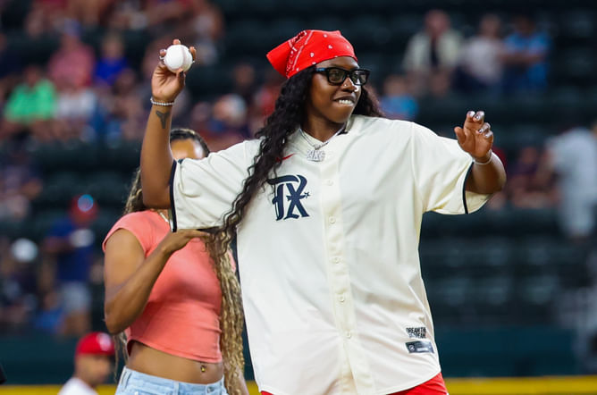 Arike Ogunbowale drops 2 word reaction to $1,500,000 NFL brother's wholesome tribute to daughter