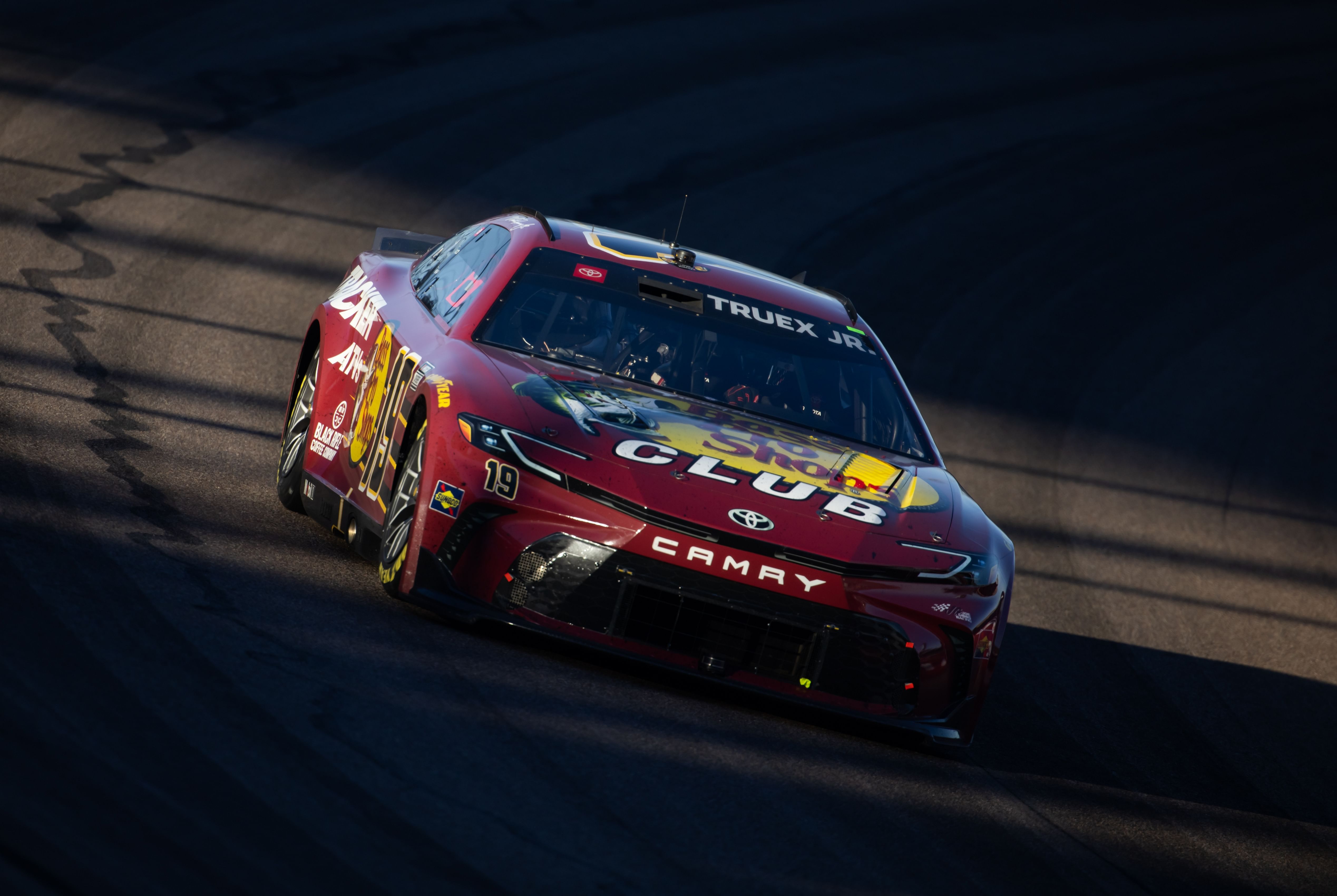 Martin Truex Jr (19) during the NASCAR Cup Series Championship race at Phoenix Raceway- Source: Imagn