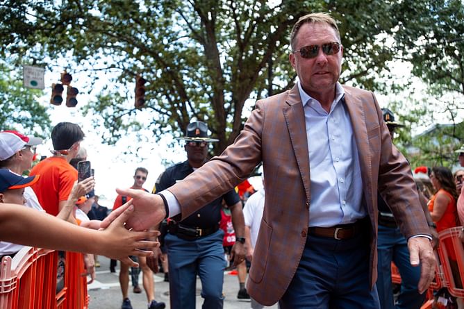 "Hugh will be fired by October": Fans react as No. 1 QB of the 2026 class schedules an official visit to Hugh Freeze's Auburn