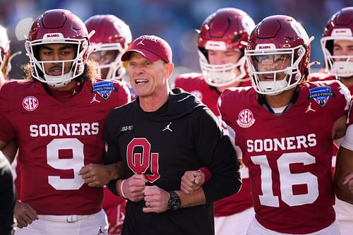 Oklahoma coach Brent Venables locks arms with players - Source: Imagn