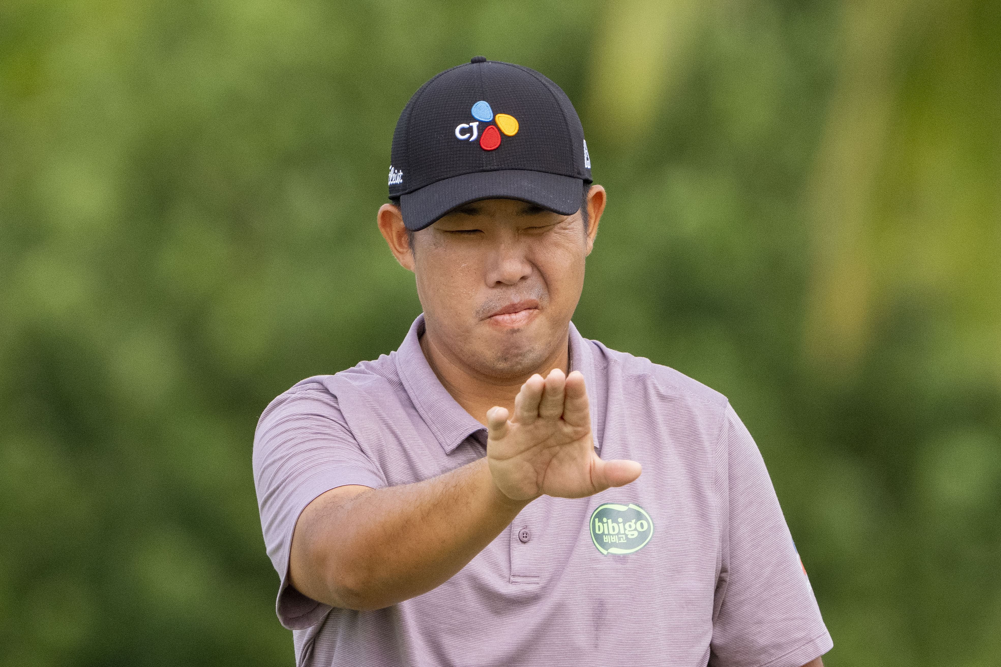 Byeong Hun An lines up his putt on the 13th hole during the first round of the Sony Open golf tournament at Waialae Country Club - Source: Imagn