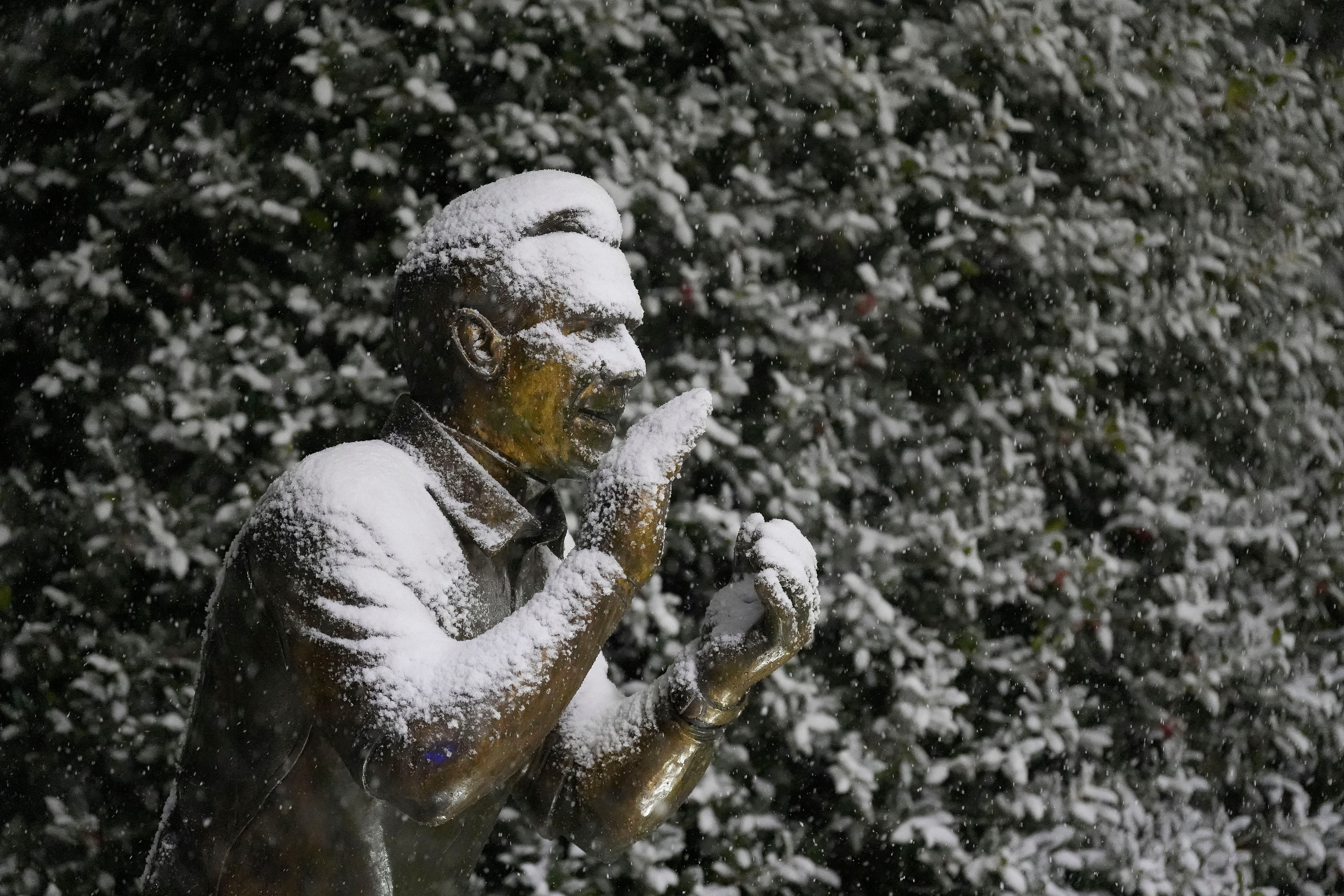 The Nick Saban statue wears a blanket of snow at the Walk of Champions in front of Bryant-Denny Stadium. - Source: Imagn