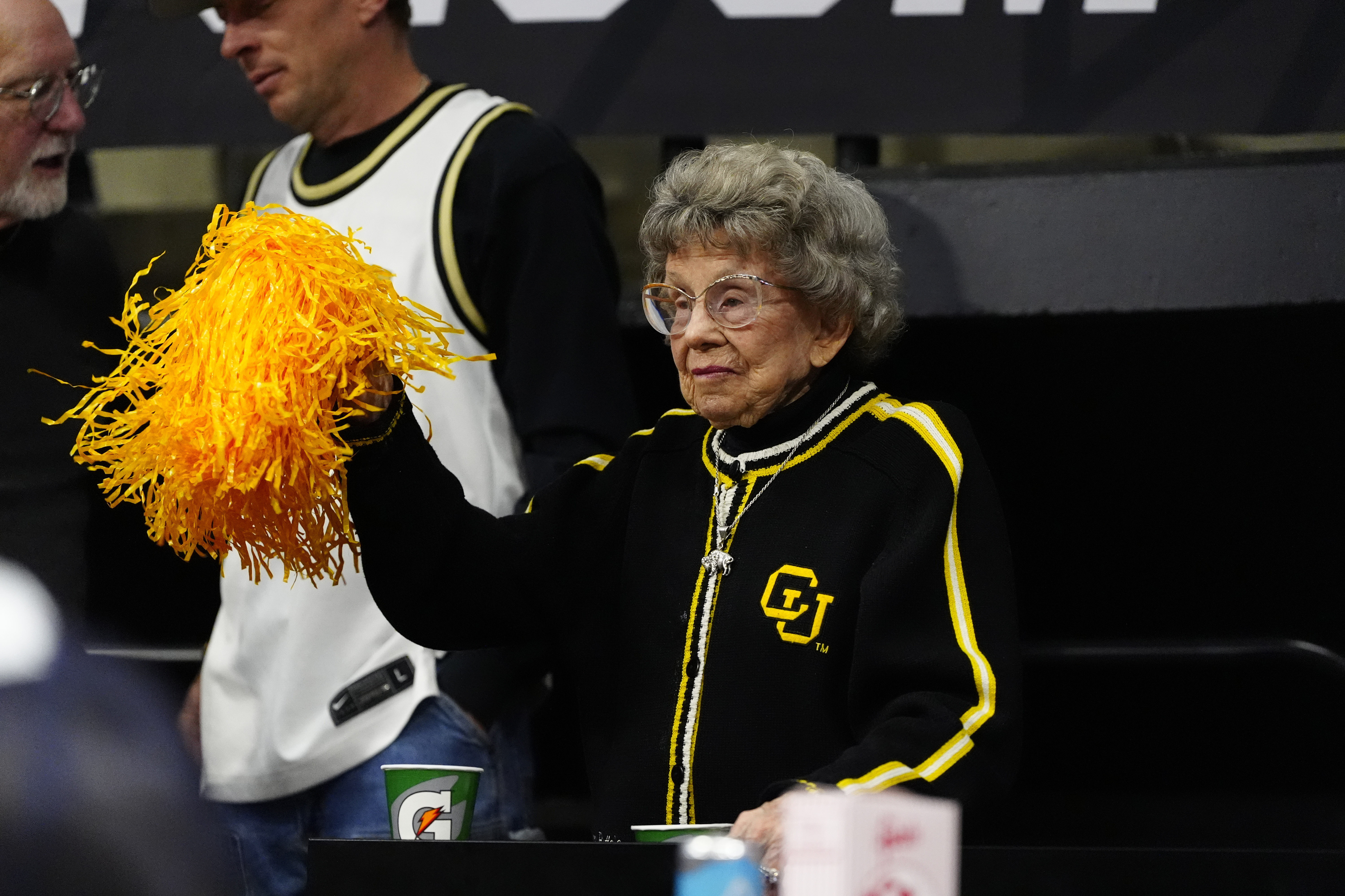 100 Y/O Colorado superfan Peggy receives warm welcome at men's basketball game vs UCF
