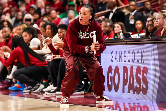 "Praying for my Philly peeps": South Carolina HC Dawn Staley extends her support for tragic plane crash in Philadelphia