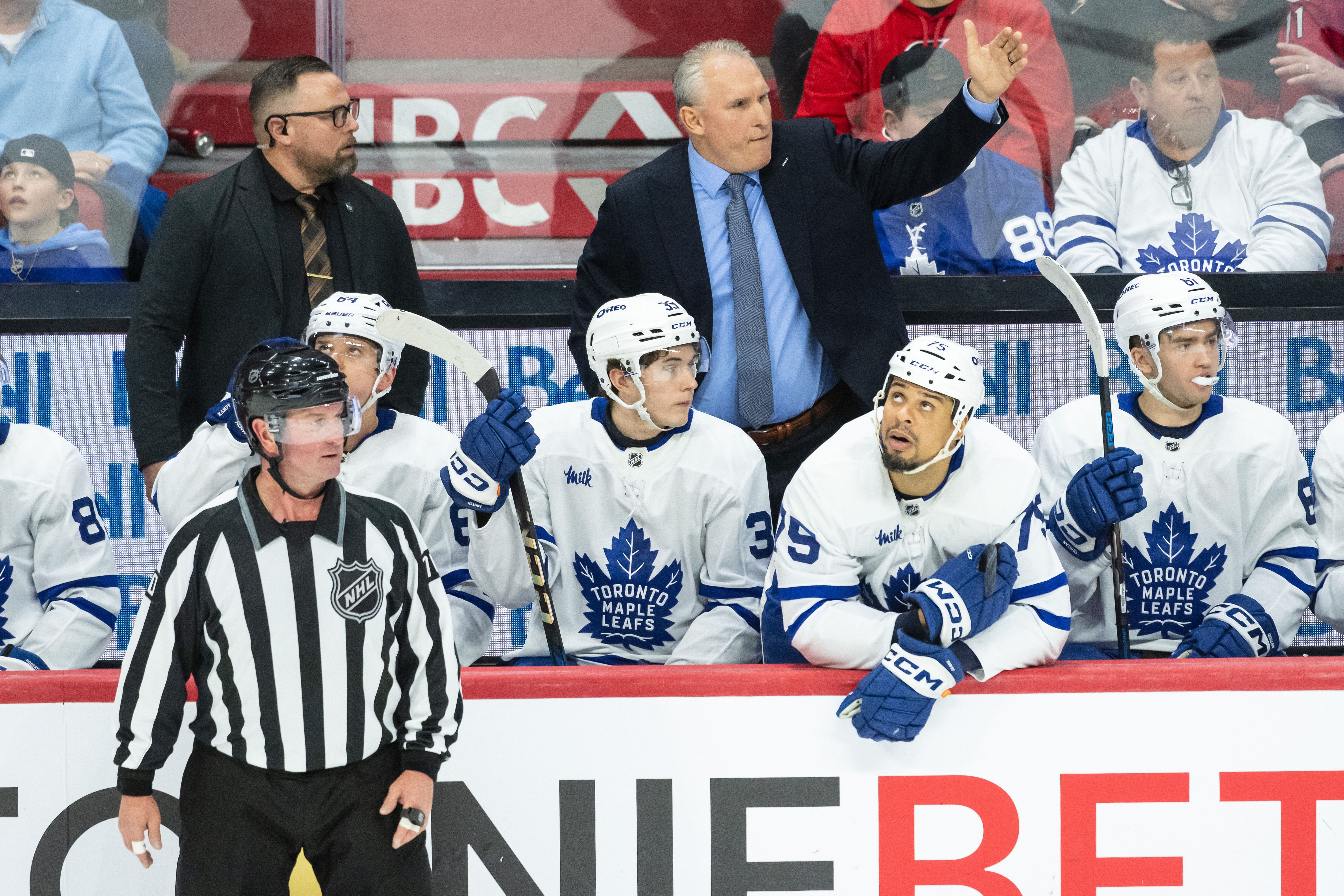 Toronto Maple Leafs coach Craig Berube instructs his team during an NHL game. (Credits: IMAGN)