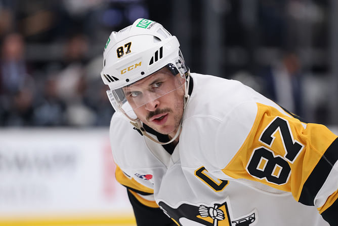 Watch: Bell Centre erupts in chants for Sidney Crosby after being named Player of the Game