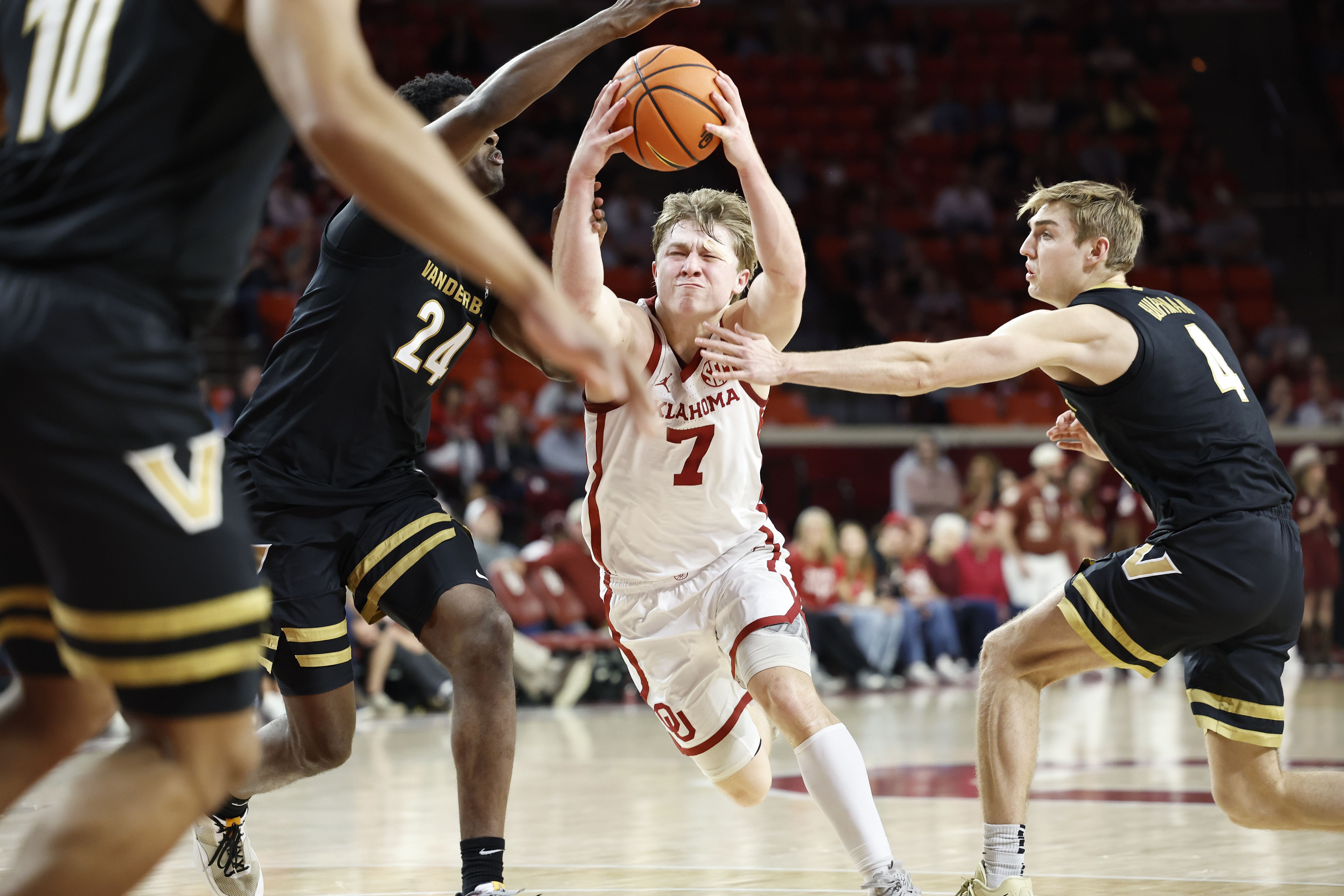 College Basketball: Oklahoma Sooners guard Dayton Forsythe (7) drives between Vanderbilt Commodores forward JaQualon Roberts (24) and guard Grant Huffman (4) - Source: Imagn