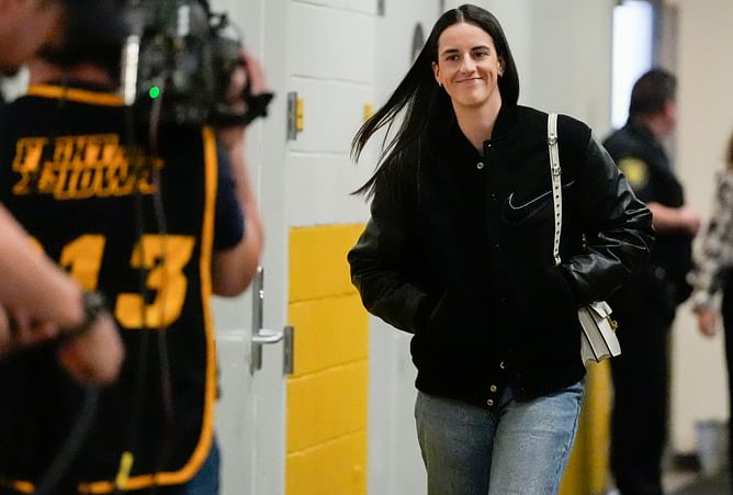 Caitlin Clark reacts in 3-words to watching Hawkeyes defeat USC during her visit to Iowa for jersey retirement honor