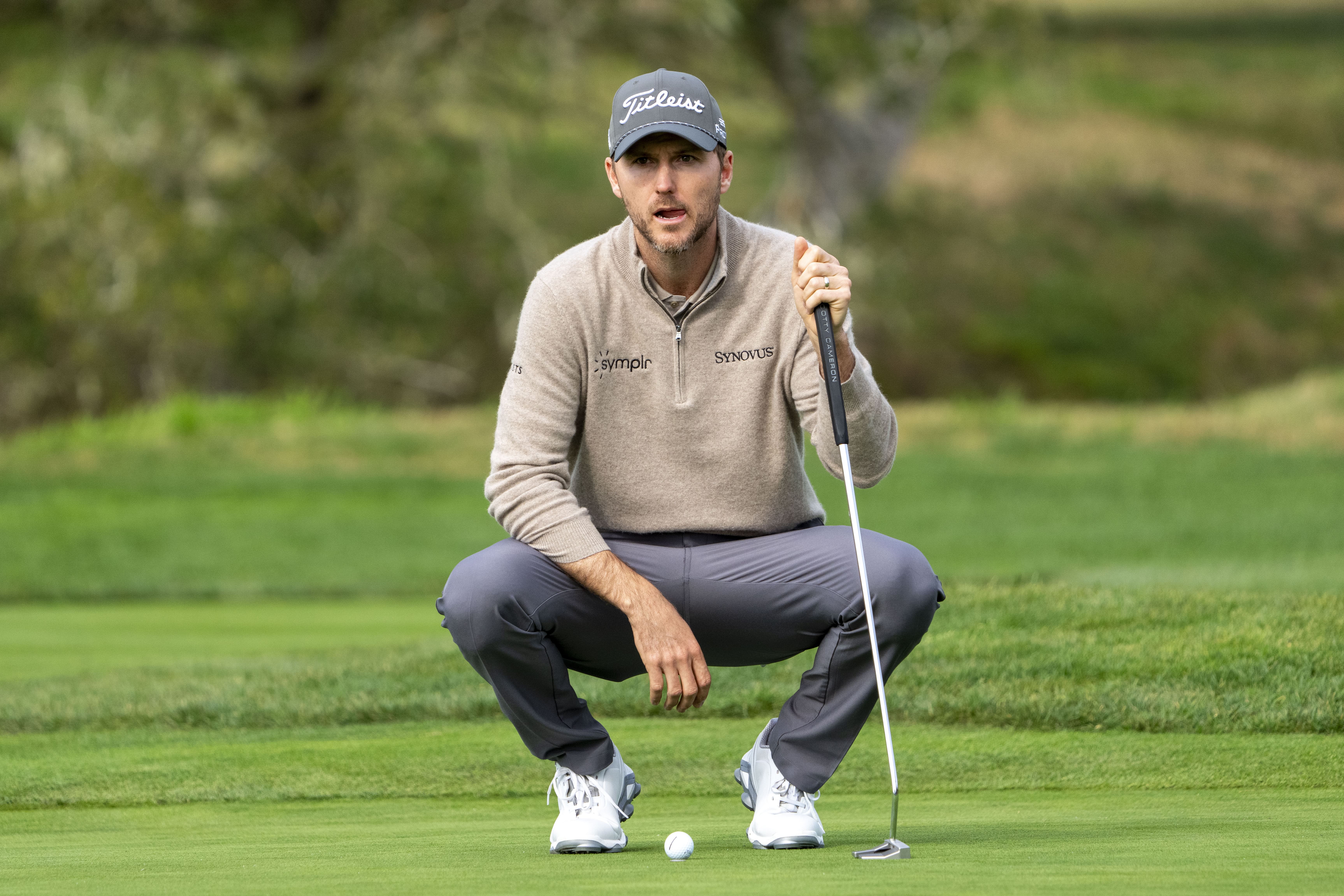 Russell Henley lines up his putt during the final round of the AT&amp;T Pebble Beach Pro-Am (Image Source: Imagn)