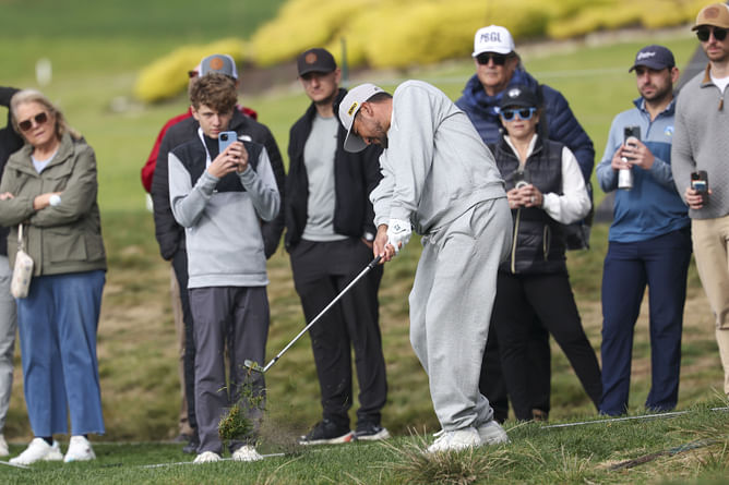"Sweat pants are across the line", "Are there dress code rules on tour?": Fans react to Jason Day's final round outfit at Pebble Beach