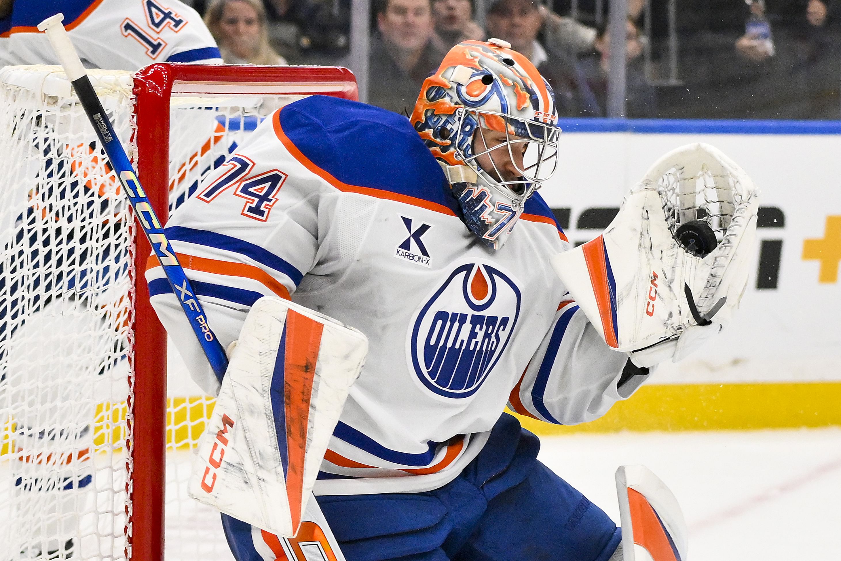 GM Stan Bowman bursts Oilers fans' bubble of acquiring elite goaltender ...