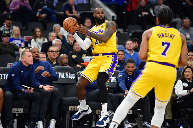 "Took 5 years off my life" - Lakers fans in shambles as LeBron James has major injury scare in 1st game after Luka Doncic trade