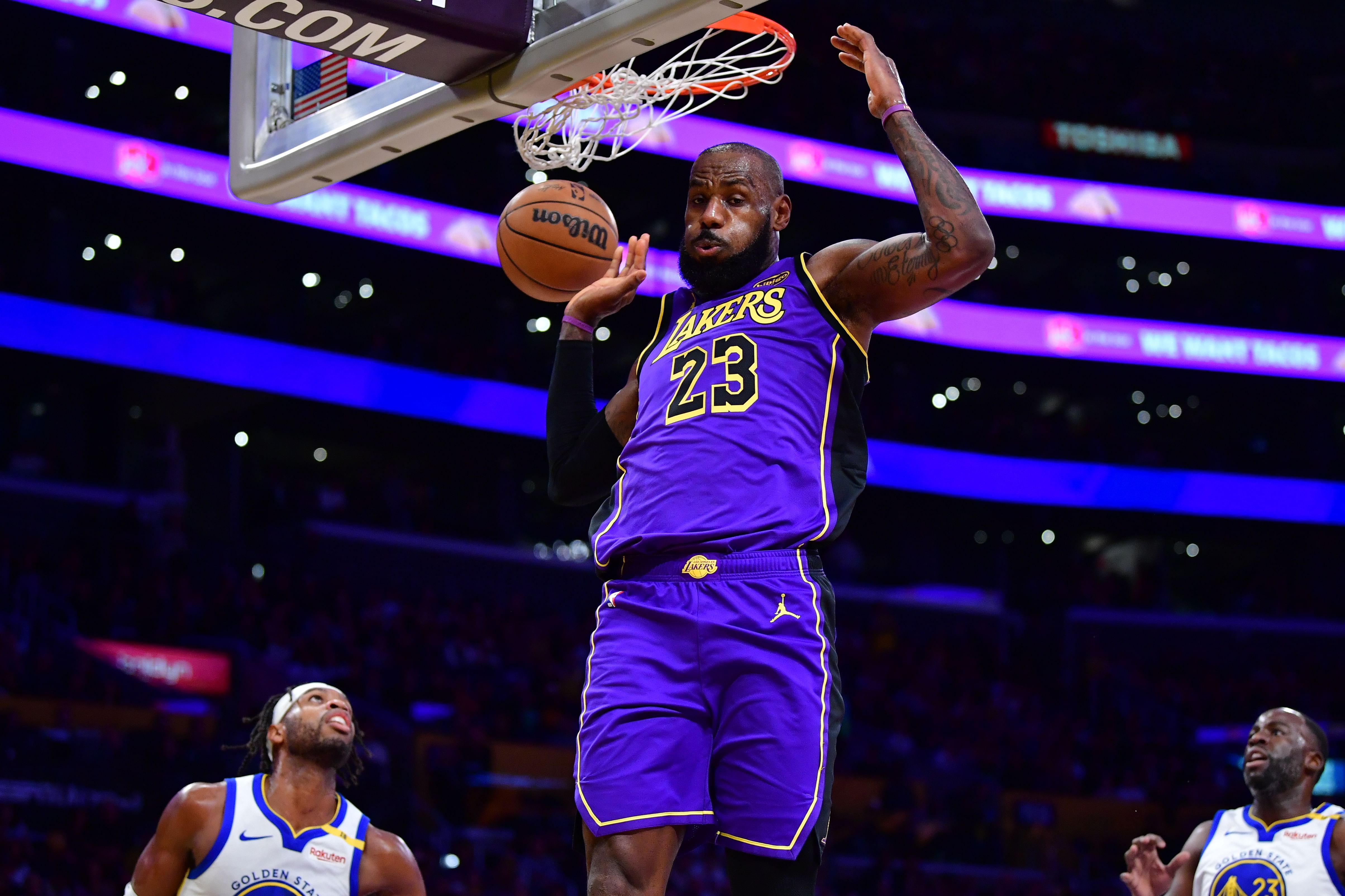 Los Angeles Lakers forward LeBron James (23) dunks for the basket against the Golden State Warriors. (Credits: IMAGN)