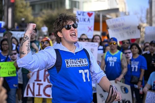 Dallas Mavs fans stage a protest. (Credits: IMAGN)