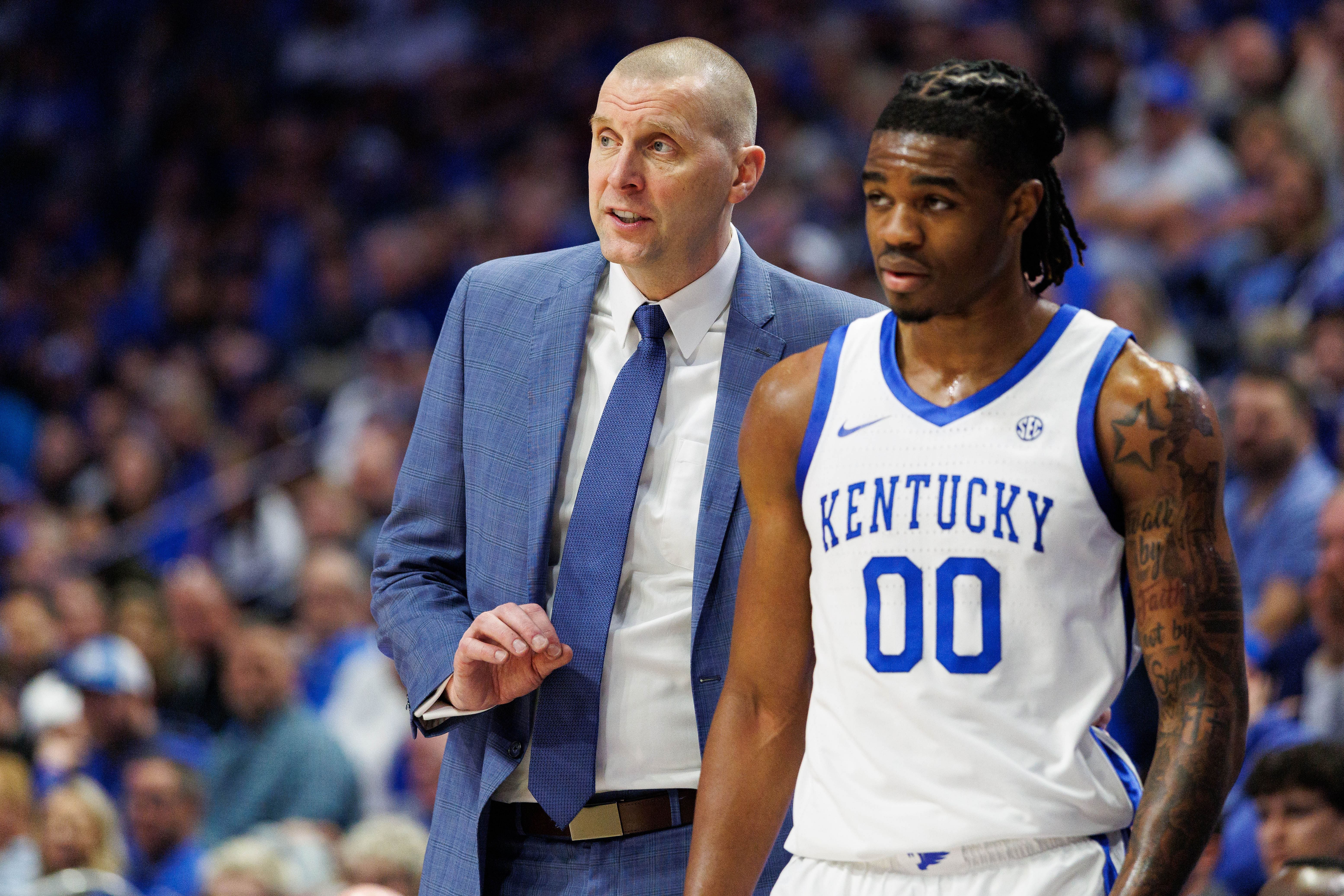 Kentucky Wildcats's head coach Mark Pope talks to Otega Oue (#00) in the second half against South Carolina's Gamecox. Photo: Imagn