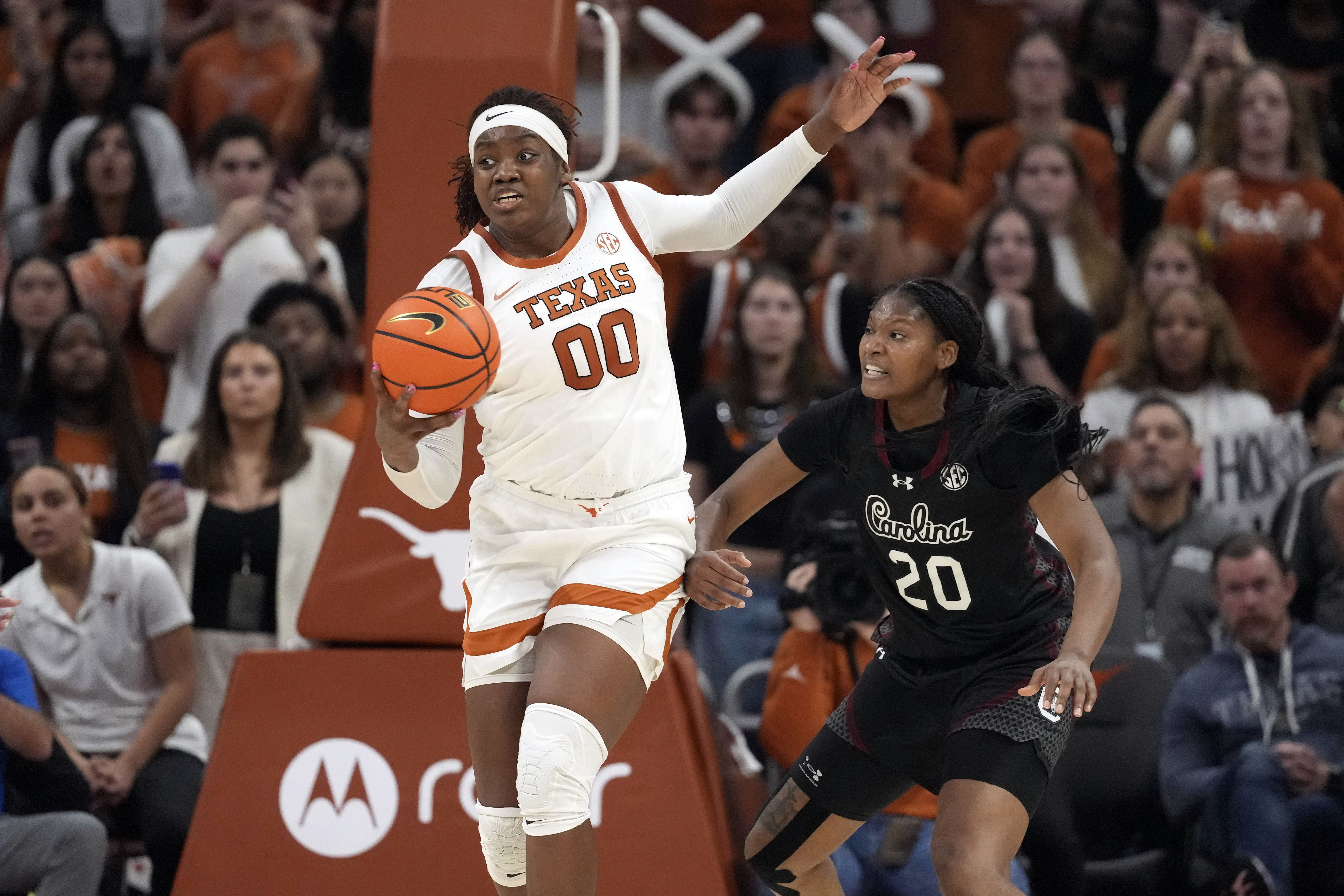 Texas Longhorns center Kyla Oldacre (#00) catches a pass during the second half against the South Carolina Gamecocks at Moody Center. Photo: Imagn