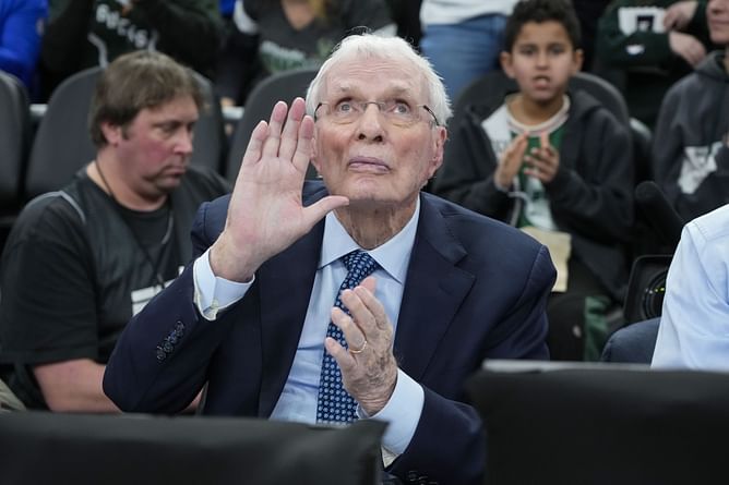 "I used to lead the league in technicals" - Hubie Brown quips at NBA referee as officials honor 2× NBA Coach of the Year with game ball