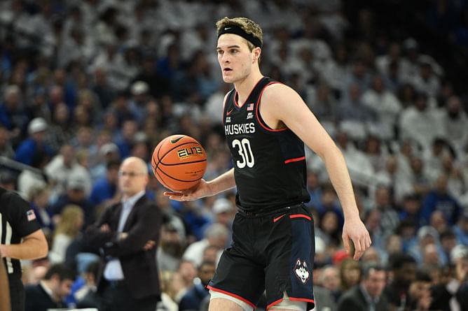 "Absolute stud","Our lord our savior": Fans go wild for Liam McNeeley's "sickest" masterclass as Dan Hurley's UConn faces Creighton