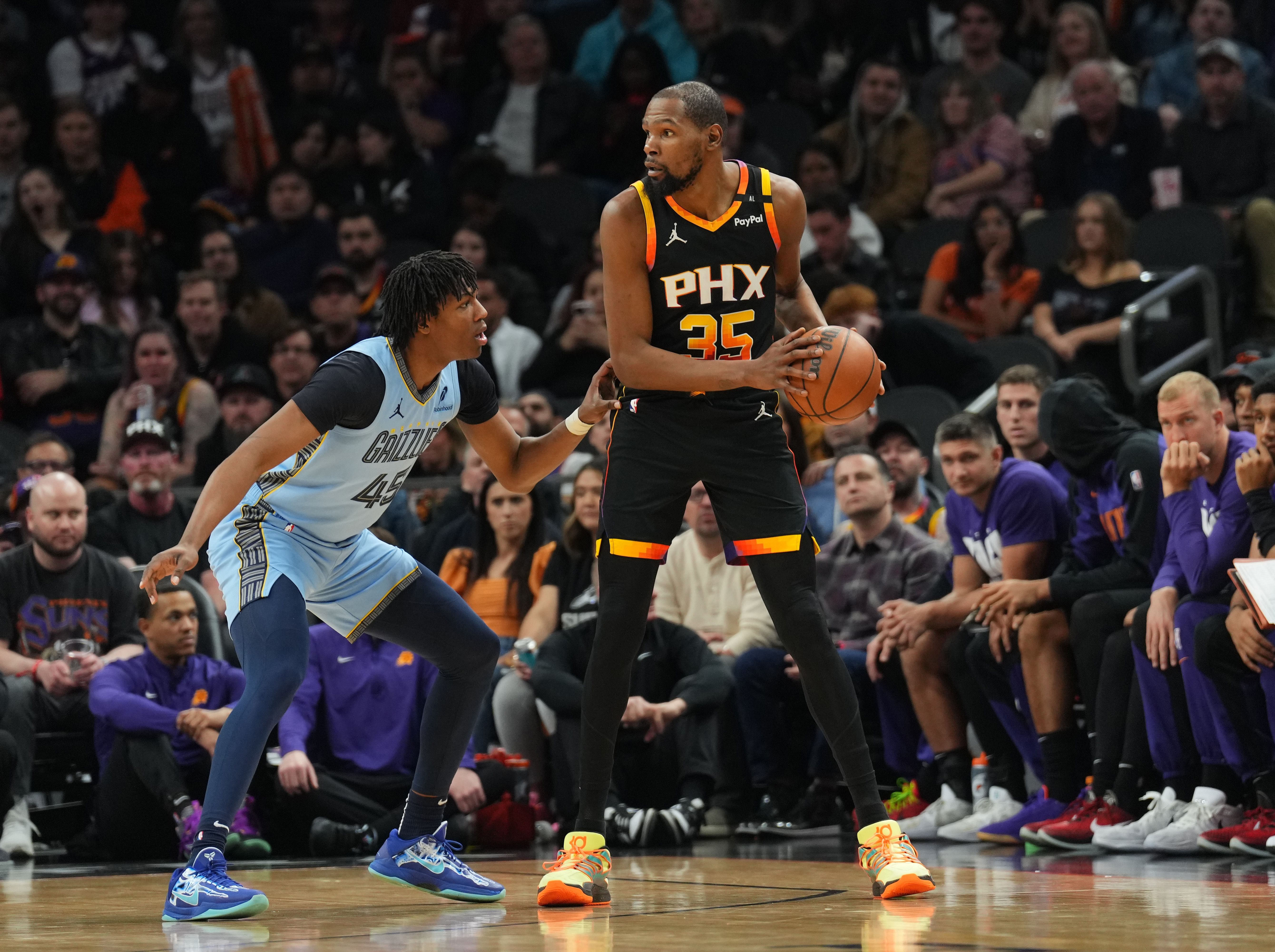 Memphis Grizzlies forward GG Jackson guards Phoenix Suns forward Kevin Durant at Footprint Center. (Credits: IMAGN)