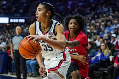 UConn Huskies guard Azzi Fudd (#35) drives the ball against St. John's Red Storm guard Ber'Nyah Mayo (#23) in the second half at Harry A. Gampel Pavilion. Photo: Imagn