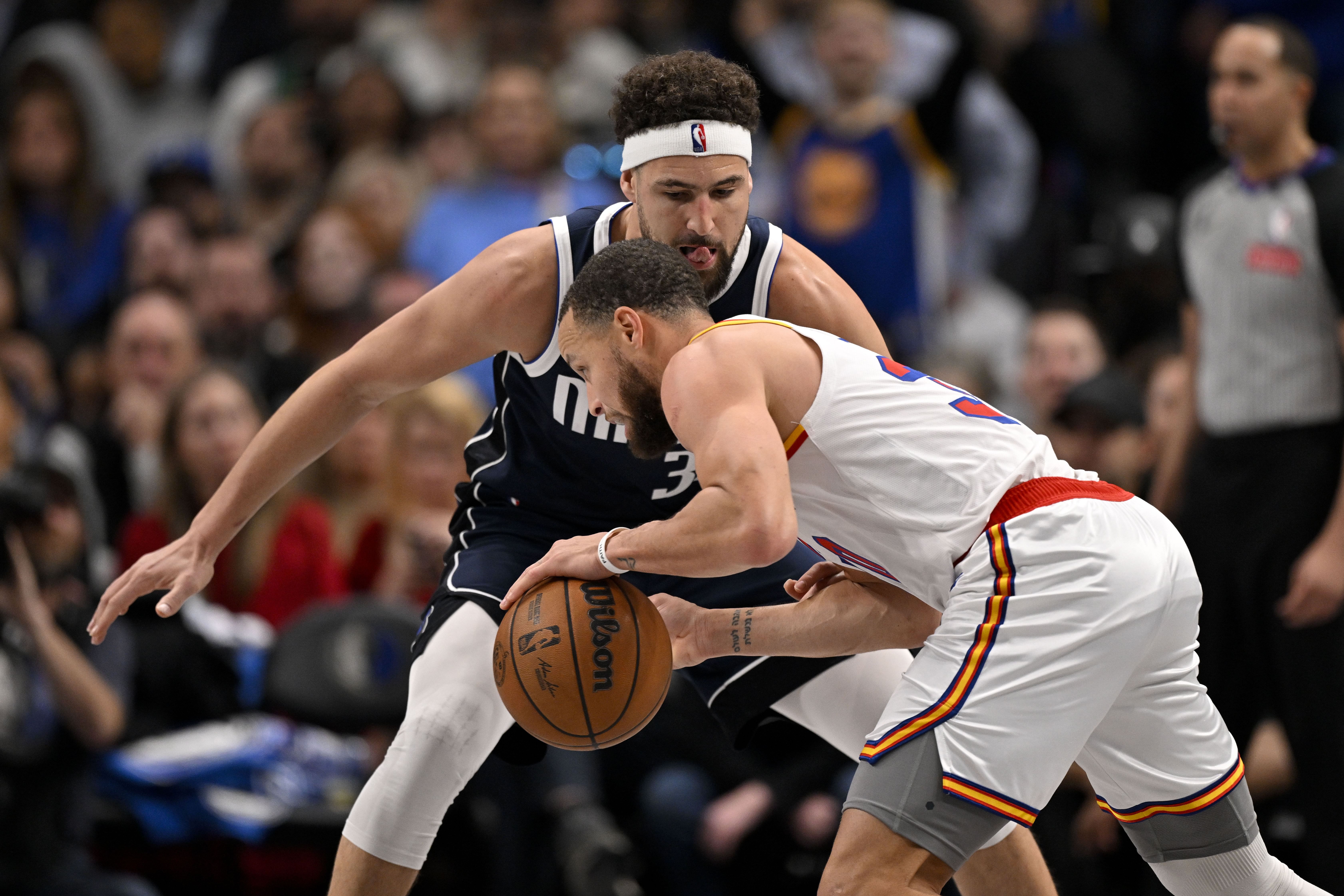 Golden State Warriors guard Stephen Curry (30) looks to move the ball past Dallas Mavericks guard Klay Thompson (31) during the second half at the American Airlines Center. Mandatory Credit: Jerome Miron-Imagn Images