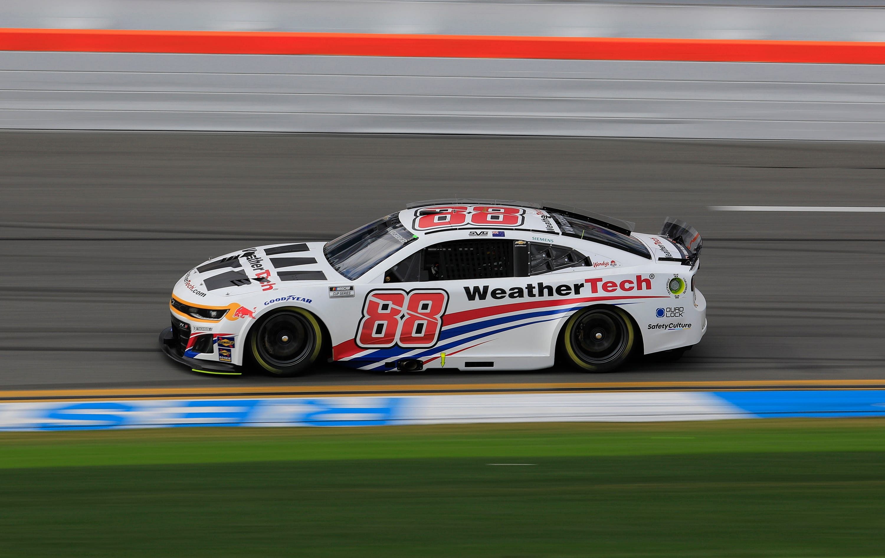 Shane Van Gisbergen No.88 speeds through the tri-oval - Source: Imagn