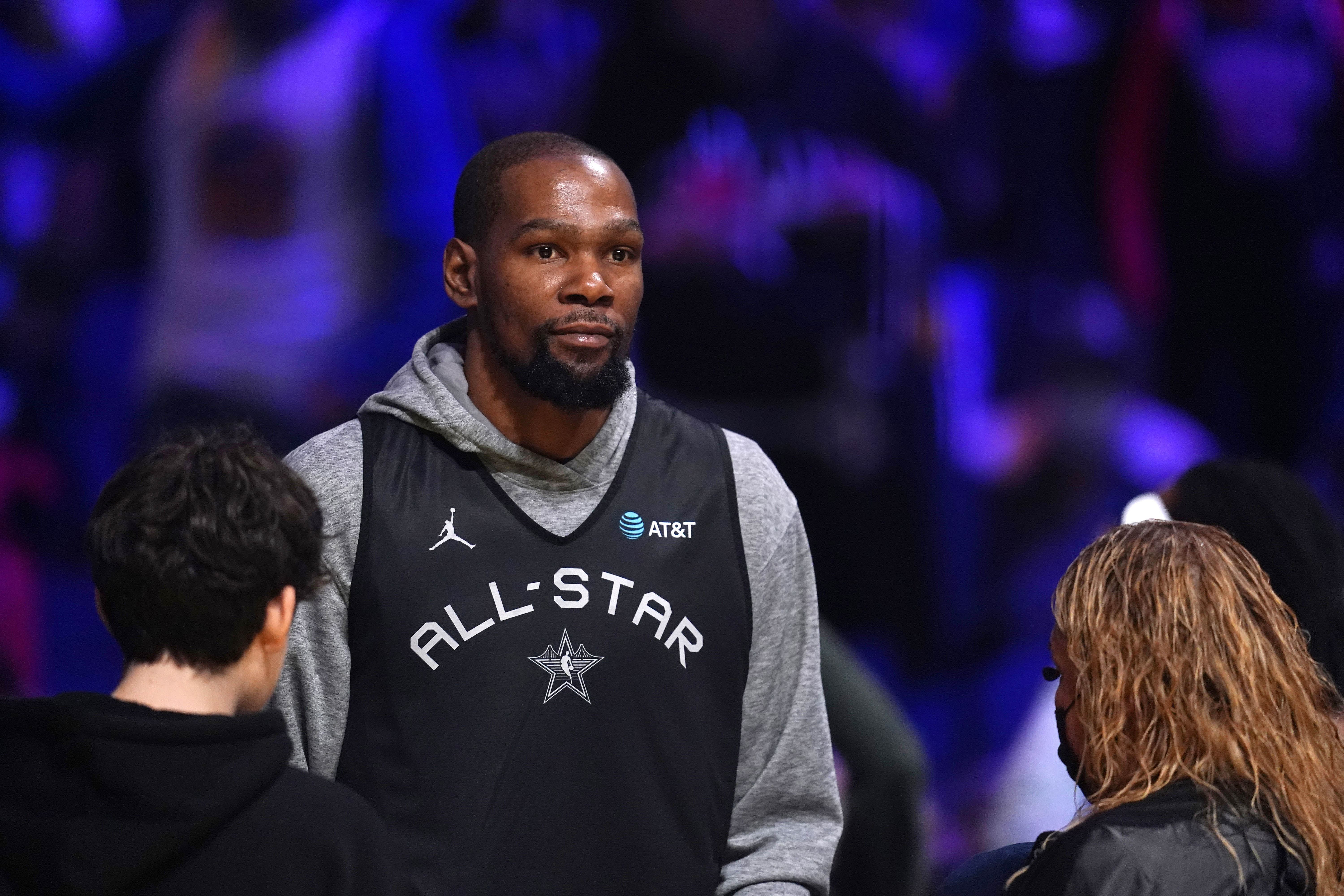 Feb 15, 2025; Oakland, CA, USA; Shaq&rsquo;s OGs forward Kevin Durant (35) of the Phoenix Suns walks on to the court during the NBA All Star-Practice at Oracle Arena. Mandatory Credit: Cary Edmondson-Imagn Images - Source: Imagn