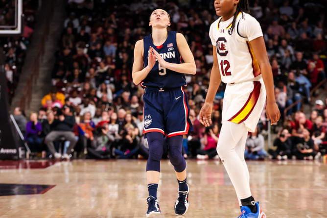 "Just be where your feet are": UConn star Paige Bueckers speaks on dealing with pressure ahead of March Madness
