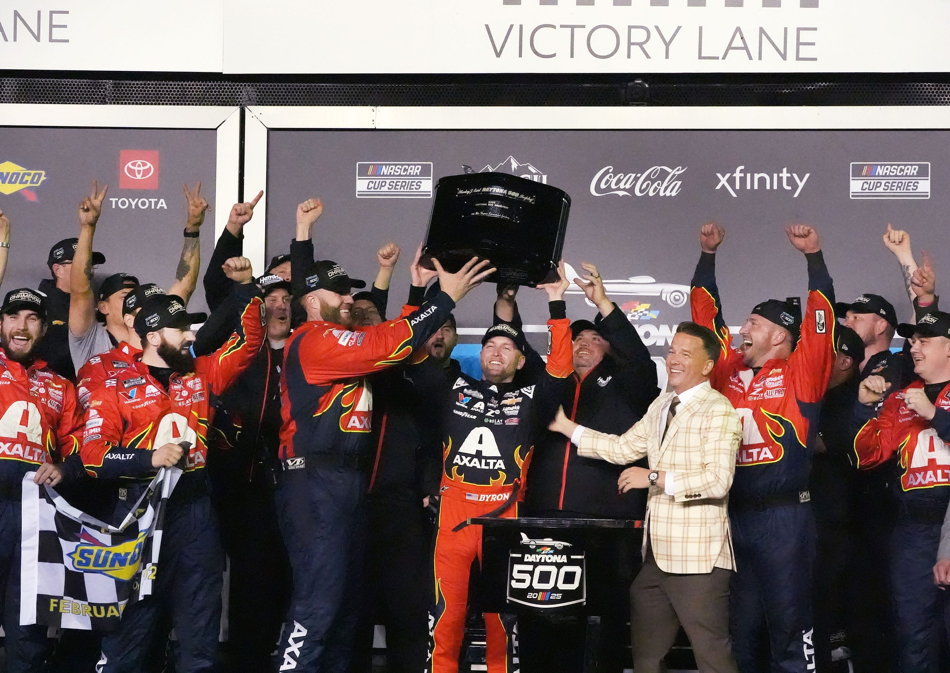 William Byron lifts the Harley J. Earl Trophy in Mobil 1 Victory Lane, Sunday, February 16, 202,5 after winning the Daytona 500 - Source: Imagn